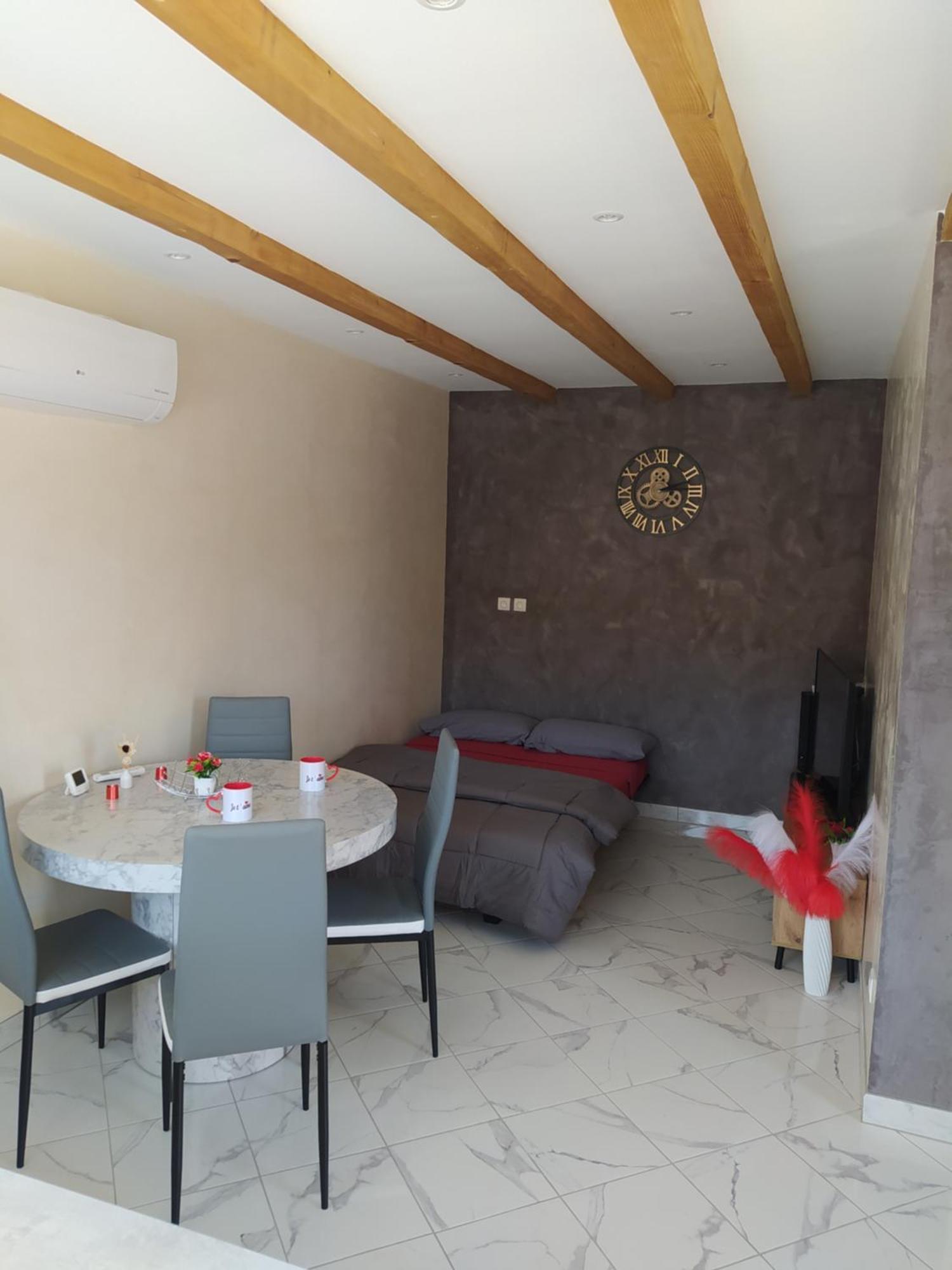 Studio Cosy Avec Terrasse Et Jacuzzi A Disposition De Mai A Aout Rians (Var) Exterior foto